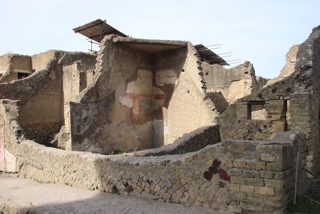 IV.19 Herculaneum, September 2017. Looking towards south-west corner of room 2, across room 1 of IV.18, from outside its entrance doorway, on right.
Photo courtesy of Klaus Heese.